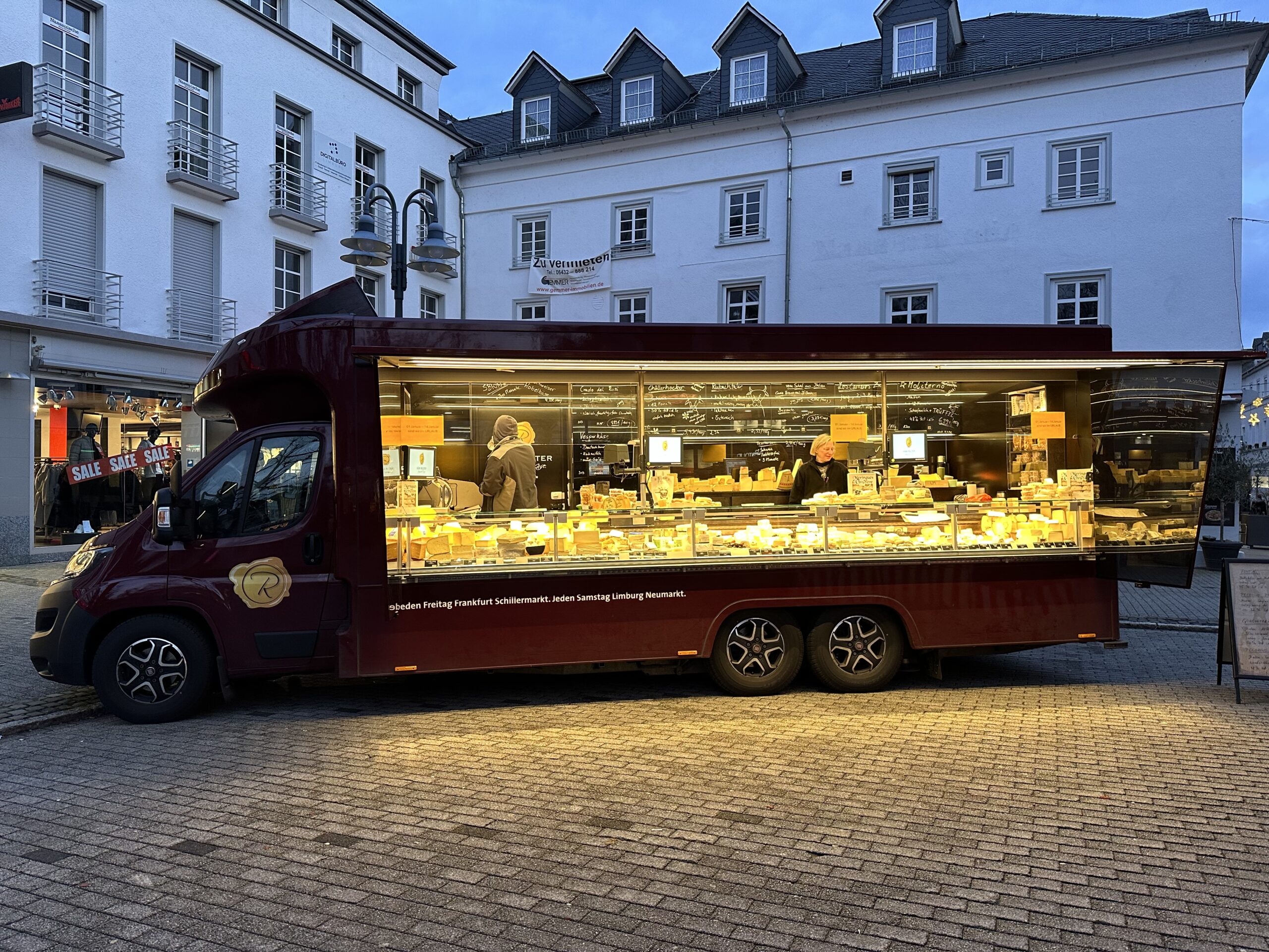 Käse kaufen in Limburg auf dem Neumarkt, Käsestand von Käse Reuter