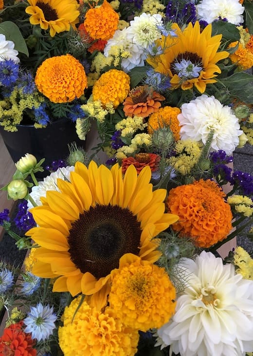 Sonnenblumen Blumenstrauß Blumensträuße in Weiß, Gelb und Blautönen