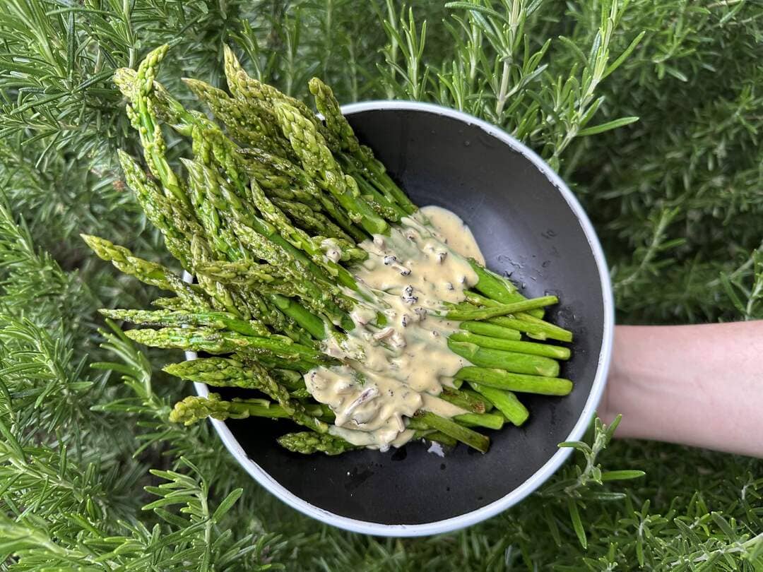 Schnelles Rezept: Frischer Spargel mit Trüffel-Hollandaise