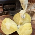 Schweizer Raclette mit Trüffel zu Kartoffeln