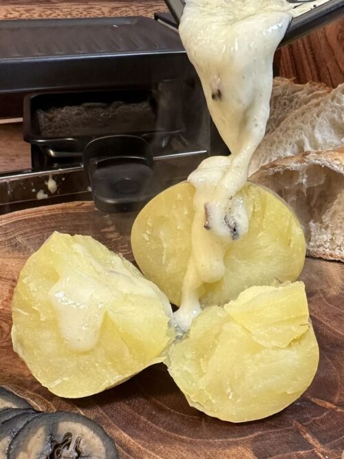 Schweizer Raclette mit Trüffel zu Kartoffeln